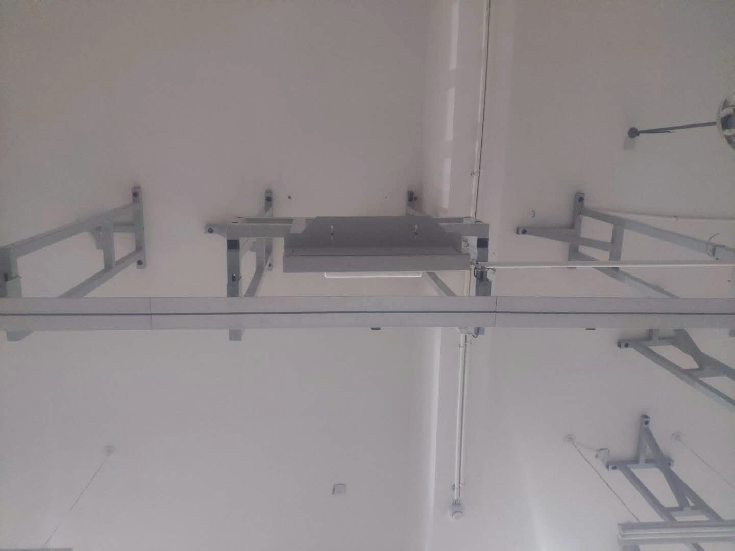 户外轮式与机房轨道巡检机器人配合使用于鄂尔多斯某变电站 户外轮式与机房轨道巡检机器人配合使用于鄂尔多斯某变电站
